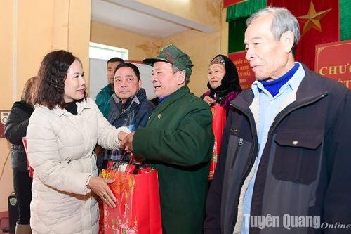Báo Tuyên Quang tặng quà Tết cho hộ nghèo, gia đình chính sách xã Tân Thanh