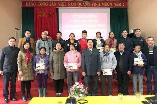 Tặng 20 suất quà cho hộ nghèo, hoàn cảnh khó khăn huyện Chiêm Hóa