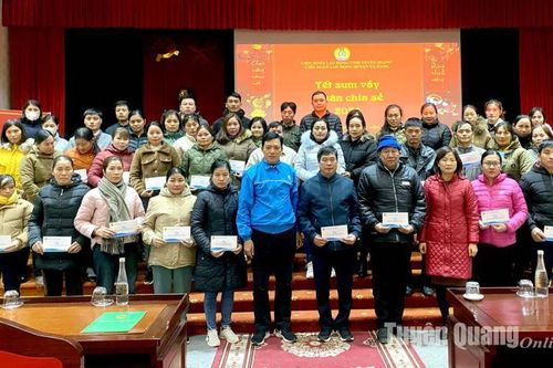 78 suất quà trao cho đoàn viên khó khăn huyện Na Hang