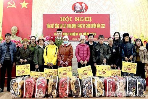 Tặng quà Tết cho 20 hộ nghèo, gia đình chính sách xã Trung Yên