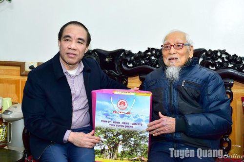 Đồng chí Bí thư Tỉnh ủy Chẩu Văn Lâm thăm, tặng quà Tết người có công trên địa bàn thành phố Tuyên Quang