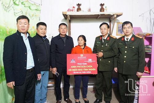 Tặng quà Tết cho các hộ khó khăn tại Võ Nhai, Phú Lương