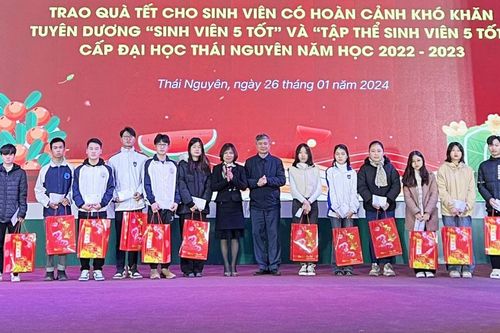 Đại học Thái Nguyên: Tặng quà 100 sinh viên vượt khó và biểu dương 'Sinh viên 5 tốt'