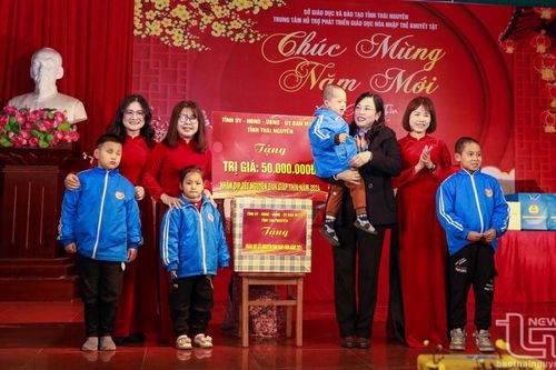 Đồng chí Bí thư Tỉnh ủy tặng quà Tết người cao tuổi và trẻ em có hoàn cảnh đặc biệt