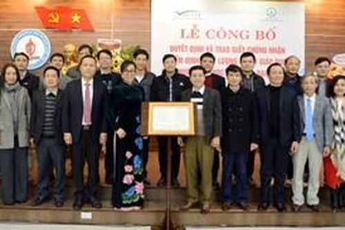 Trao chứng nhận đạt chuẩn chất lượng chu kỳ 2 cho Trường đại học Sư phạm