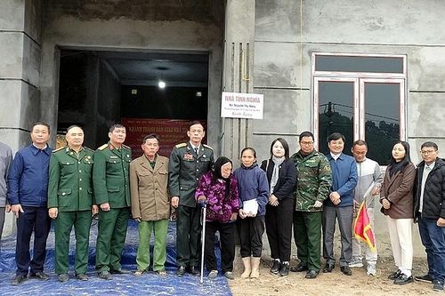 Yên Bái: Hội Hỗ trợ gia đình liệt sỹ cùng nhà tài trợ trao 900 triệu đồng xây dựng 5 nhà tình nghĩa