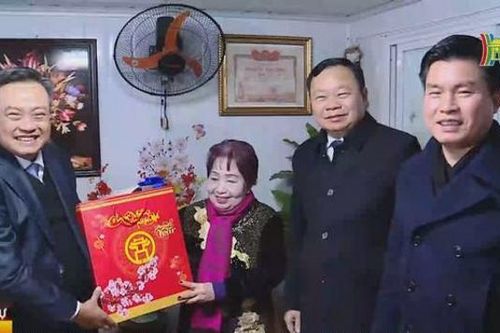 Chủ tịch UBND thành phố chúc Tết gia đình chính sách