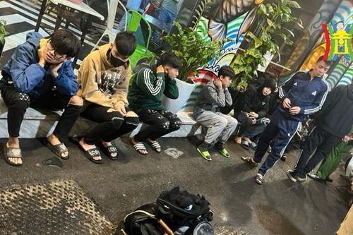 Mâu thuẫn trên Facebook, nhóm thanh niên mang hung khí đi 'giải quyết'