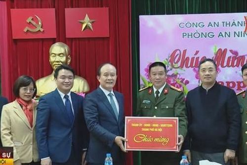 Chủ tịch HĐND thành phố chúc Tết các lực lượng trực Tết