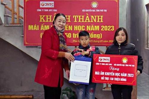 Hội Khuyến học tỉnh Phú Thọ bàn giao 'Mái ấm khuyến học' tặng gia đình học sinh