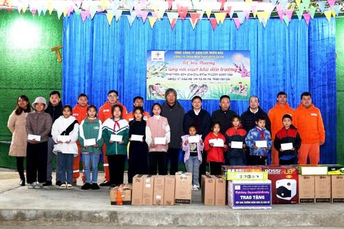 Tổng công ty Điện lực miền Bắc tặng quà học sinh khó khăn ở Sa Pa