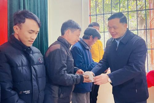 Phó Bí thư Thường trực Tỉnh ủy, Chủ tịch HĐND tỉnh Triệu Đình Lê tặng quà Tết tại huyện Hà Quảng và Hòa An