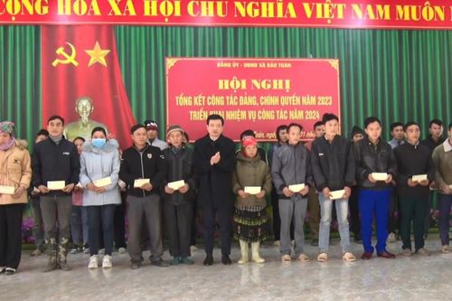 Trưởng Ban Tuyên giáo Tỉnh ủy Bế Thanh Tịnh dự hội nghị tổng kết công tác Đảng, chính quyền năm 2023 tại xã Bảo Toàn (Bảo Lạc)