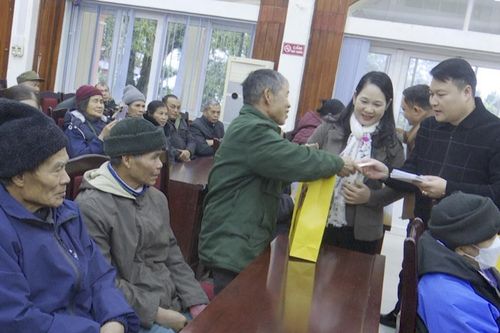 Thứ trưởng, Phó Chủ nhiệm Ủy ban Dân tộc Nông Thị Hà thăm, tặng quà tết người có uy tín và hộ nghèo huyện Hòa An