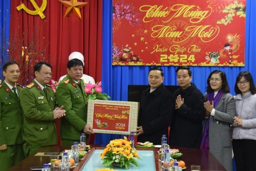 Phó Bí thư Thường trực Tỉnh ủy Triệu Đình Lê thăm, tặng quà Tết tại Thành phố