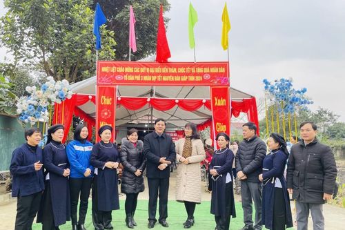 Đoàn công tác của tỉnh thăm, tặng quà Tết tại huyện Quảng Hòa