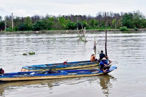 Giải tỏa hàng đáy trên sông, chuyển đổi sinh kế cho hộ dân