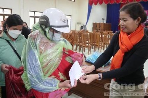 Trao 800 phần quà Tết cho đồng bào dân tộc Mơ Nâm