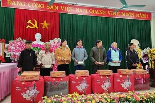 Công an Cửa khẩu Tân Sơn Nhất mang xuân đến với các xã biên giới
