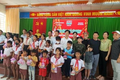 Chương trình 'Xuân yêu thương' năm 2024: 4.000 phần quà đến với đồng bào miền núi