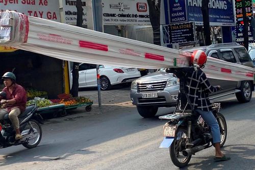 Đi xe máy chở tôn thép bị xử phạt thế nào?