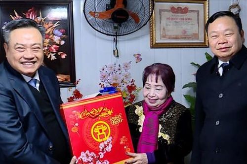 Chủ tịch UBND thành phố Hà Nội chúc Tết các gia đình chính sách quận Đống Đa