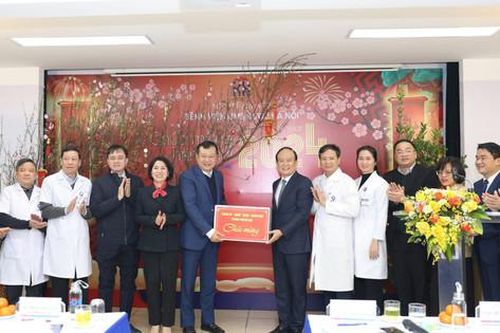 Đồng chí Nguyễn Ngọc Tuấn chúc Tết Bệnh viện Ung bướu Hà Nội và Phòng An ninh điều tra - Công an thành phố