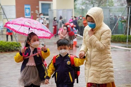 Hà Nội vượt ngưỡng 10 độ, học sinh đi học trở lại