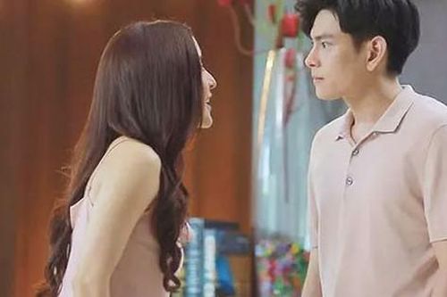 Ly hôn vì chồng lương thấp, một năm sau đến chúc mừng anh tái hôn, vợ cũ điếng người trước danh tính của cô dâu