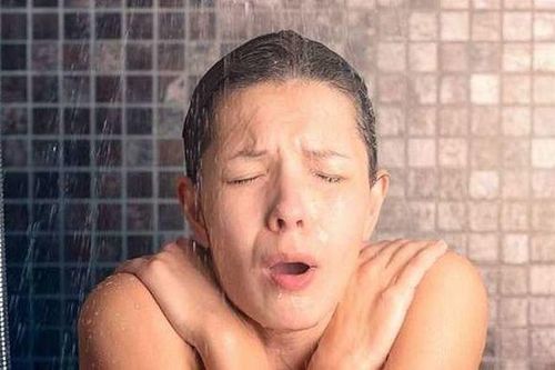 Tắm vào mùa Đông, nên lưu ý 4 điều này để phòng cảm lạnh, đột quỵ