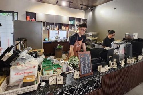 Sinh viên tất bật làm thêm kiếm tiền ngày cận Tết