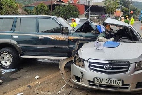 Nam điều dưỡng tử vong trong vụ 2 ô tô ngược chiều đâm nhau