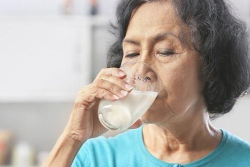 Người cao tuổi nên uống sữa khi nào?