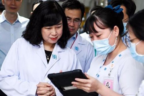 Bộ trưởng Bộ Y tế chúc tết người bệnh, y bác sĩ Bệnh viện Đại học Y Dược TPHCM