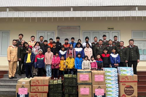 Công đoàn Công an Hà Nội trao bánh chưng và các suất quà dành tặng trẻ em có hoàn cảnh đặc biệt