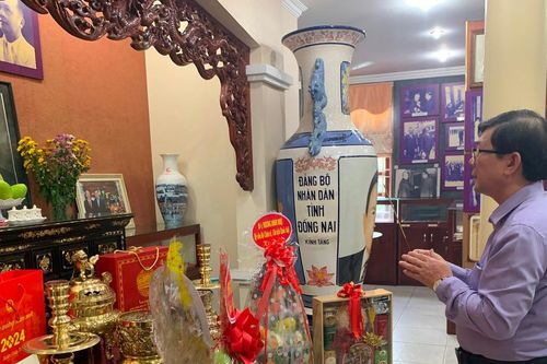Phó Chủ tịch Nguyễn Hữu Dũng thăm, chúc Tết gia đình cố Luật sư Nguyễn Hữu Thọ