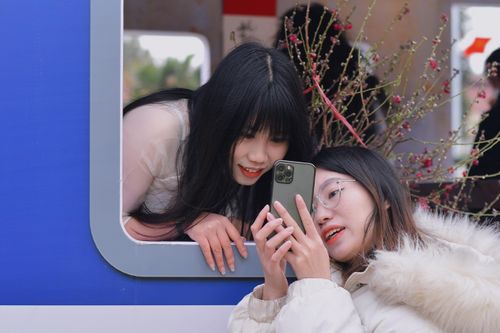 Trời 10 độ C vẫn khó cản giới trẻ Hà Nội đi chụp ảnh check-in