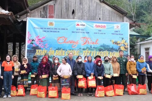 Báo Kinh tế & Đô thị phối hợp trao quà Tết tại Nghệ An