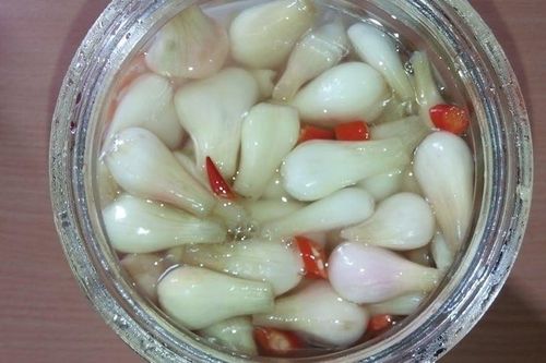 Mẹo muối dưa hành trắng giòn, không hăng, không nổi váng