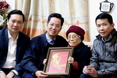 Thăm, chúc Tết cán bộ lão thành cách mạng, động viên học sinh nghèo vượt khó