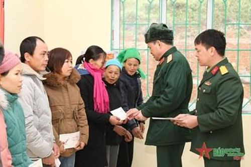 Quân khu 1: Trung tướng Dương Đình Thông tặng quà, chúc Tết gia đình chính sách trên địa bàn xã biên giới