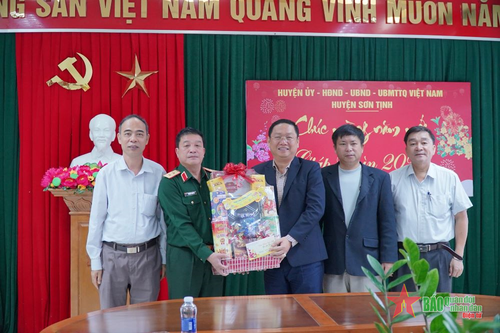 Học viện Chính trị, Bộ Quốc phòng tặng quà, chúc Tết tại Quảng Ngãi