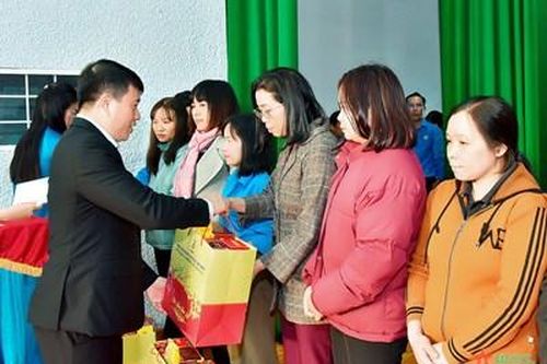 Chủ tịch Hội đồng Dân tộc của Quốc hội Y Thanh Hà Niê K'đăm tặng quà người lao động tỉnh Gia Lai