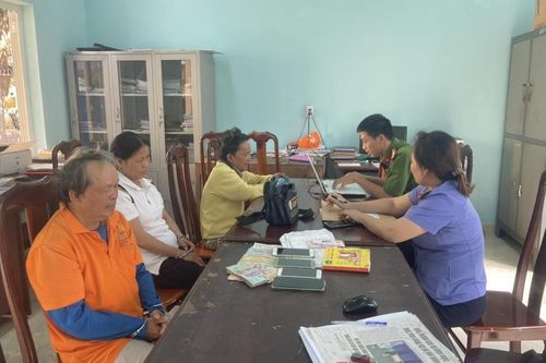 Bóc mẽ những 'triệu phú' vé số dạo