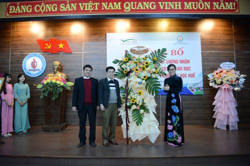 Trao chứng nhận đạt chuẩn chất lượng chu kỳ 2 cho Trường ĐH Sư phạm, ĐH Huế