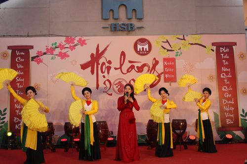 Rực rỡ Hội làng xuân Giáp Thìn Trường Quản trị và Kinh doanh, ĐHQG Hà Nội