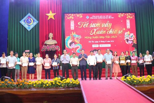 Sôi nổi chương trình 'Tết sum vầy - Xuân chia sẻ'