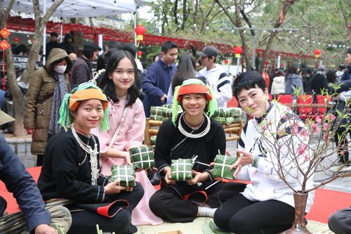 Học sinh vùng cao xuống Hà Nội cùng gói bánh chưng tại 'Tết sẻ chia 2024'