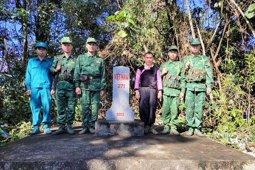 'Cột mốc sống' nơi biên thùy