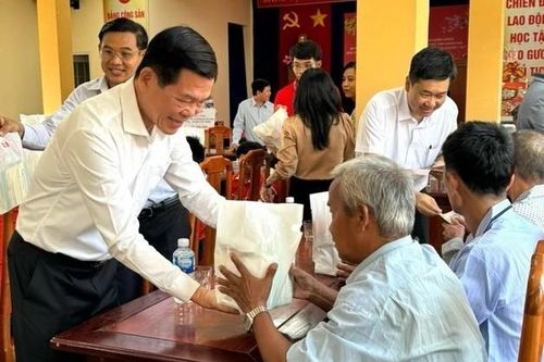 Đồng Nai chi hơn 300 tỷ giúp người nghèo đón tết
